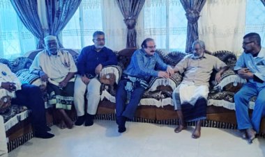 السفير قاسم عسكر يطمئن على صحة المناضل أحمد بامعلم بالمكلا