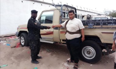 أمن محافظة لحج يستعيد سيارة تعرضت للتقطع ويسلمها إلى صاحبها