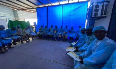 أبين: لليوم الثالث على التوالي..المخيم الطبي يجري عمليات سحب المياه البيضاء بباتيس