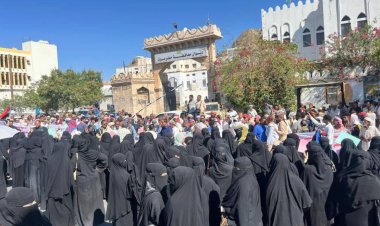 وقفة احتجاجية كبرى بمدينة المكلا تندد بالواقع وتطالب بتحسين الأوضاع المعيشية والاقتصادية    حدث اليوم - المكلا / حضرموت - خاص