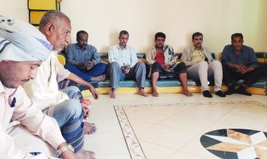 نائب رئيس تنفيذية انتقالي أبين يؤدي واجب العزاء لوسيم مكرد بوفاة ولديه محمد ووائل