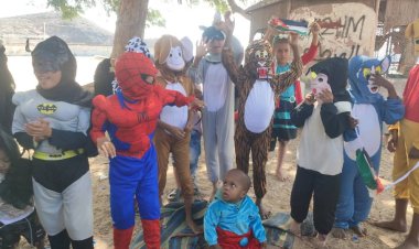 مؤسسة البركة للتنمية تقييم حفل تكريم الطلاب الاوائل في مجمع هائل سعيد أنعم