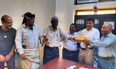 مدير عام مكتب الشؤون الاجتماعية والعمل بمحافظة أبين يكرّم مدير الشؤون الاجتماعية بزنجبار حيدرة الهندي الحنشي بدرع التميز