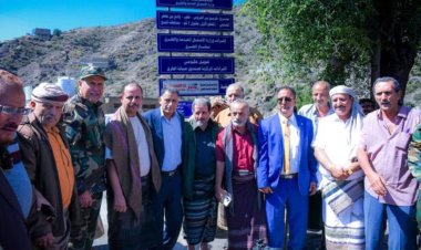 فريق هندسي من وزراة الأشغال يسلم مشروع طريق "بير العروس - وادي جعفر" في يافع ـ لحج للجهة المنفذة