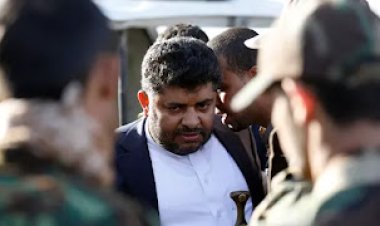 تراشق إعلامي بين قيادات يكشف عن  قنوات إتصال سرية بين مأرب وصنعاء