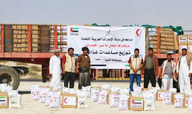 الهلال الإماراتي يسير قافلة مساعدات غذائية لعدد من مناطق وأرياف رضوم شبوة