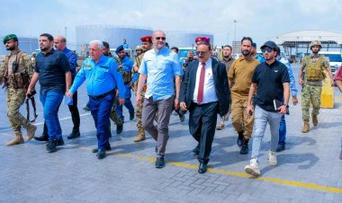 تواصلاً لزياراته الميدانية المستمرة لمرافق الوزارة.. وزير النقل يتفقد حركة نشاط ميناء الحاويات كالتكس