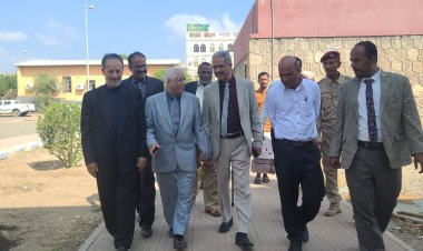 فضيل والشعيبي يتفقدان سير العملية الامتحانية ويدشنان برنامج النظام الالكتروني الشامل في كلية ردفان الجامعية