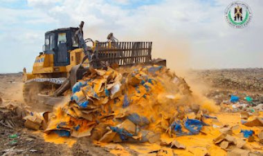 الحزام الأمني يتلف شحنة استهلاكية منتهية الصلاحية في العاصمة عدن