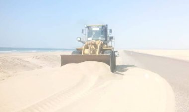 ميفع.. المؤسسة العامة للطرق والجسور تنفذ أعمالها الميدانية لإزالة الرمال المتحركة في الطريق الدولي