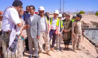 المحافظ بن الوزير يتفقد سير الأعمال الإنشائية للمحطة التحويلية لمشروع الطاقة الشمسية