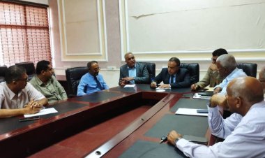 رئيس جامعة عدن يناقش مع لجنة معالجة أوضاع منتسبي الجامعة سير عملها