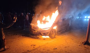 عاجل.. احتراق سيارة على خط الستين بالمكلا