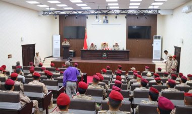 العاصمة عدن ... وزير الدفاع يشيد بعزيمة الخريجين من الكليات السودانية