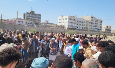 مدير عام دارسعد يتقدم حشود الجماهير المشيعة لجثمان الدكتور الراحل عدنان طالب