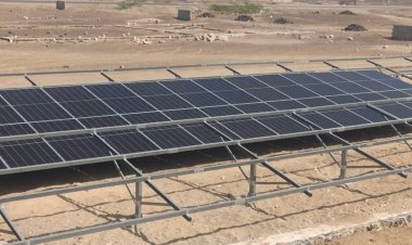 استمرار العمل في تركيب منظومة الطاقة الشمسية لمصنع شواطئ شقرة للثلج