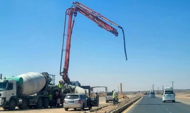 بدعم إماراتي.. بدء الأعمال الأنشائية لتركيب أعمدة نقل الطاقة الشمسية إلى محطة كهرباء عتق بشبوة