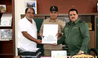 إدارة شرطة عدن تكرم شركة الصقر لخدمات الامن المدني بدرع الشكر والتقدير على دورها الفعال.
