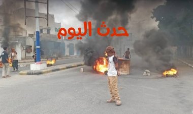 يحدث الان..محتجين يقطعون طريق المطار في العاصمة عدن..صور