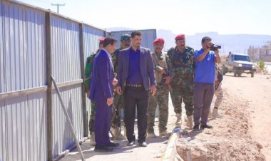 محافظ شبوة يتفقد مشروع إنشاء أبراج نقل الطاقة