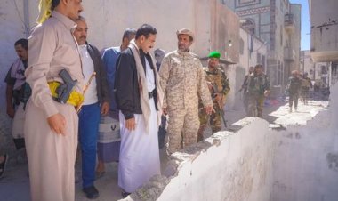 محافظ شبوة يتابع إزالة التعديات في الحي التجاري بعتق