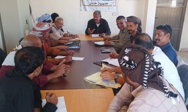 انتقالي خنفر يعقد اجتماعاً استثنائي لمناقشة الوضع المعيشي والخدمي في المديرية