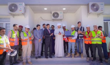 محافظ شبوة وممثل شركة مصدر الإماراتية يتفقدان مشروع المحطة الشمسية في المحافظة