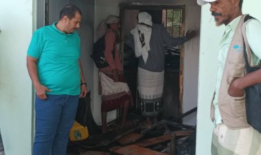 انتقالي خنفر يزور مدرسة طارق بن زياد بمنطقة حلمة لمتابعة تداعيات حريق المستودع ومكتبة المدرسة