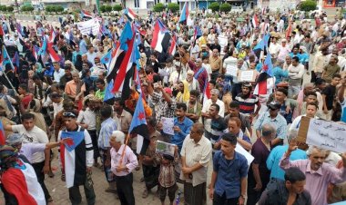 تظاهرة حاشدة في العاصمة عدن احتجاجاً على تردي الوضع الاقتصادي والمعيشي