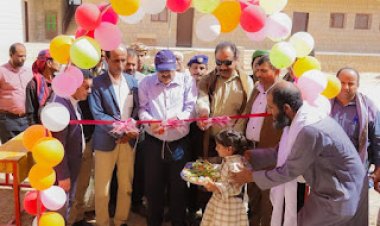 بتمويل إماراتي..وكيل محافظة شبوة يفتتح مدرسة عياذ للبنات في مديرية جردان