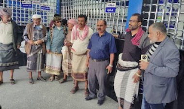 وكيل محافظة شبوة يدشن صرف إكرامية رمضانية لأسر 1220 شهيد في المحافظة