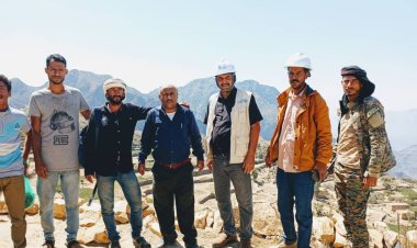 الضالع : مدير عام الحصين يتفقد سير العمل في مشروع إنشاء خزانات حصاد مياه الأمطار