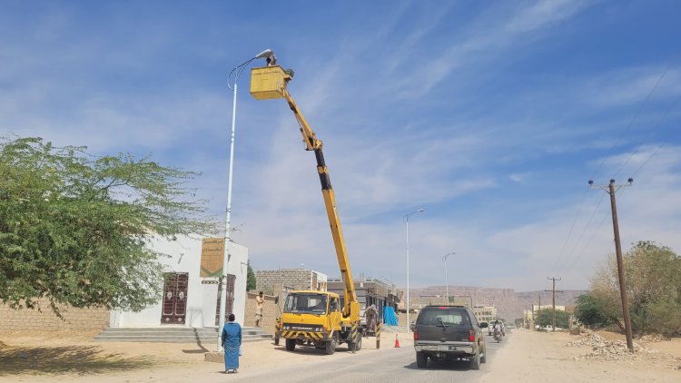 مدير عام شبام يدشن مشروع إنارة وصيانة الخطوط الرئيسية بالمديرية