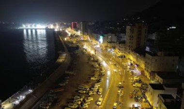 تركيب 250 جهاز إنارة شمسية في شوارع المكلا