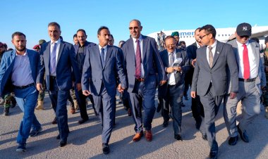 الرئيس الزُبيدي يصل شبوة ويدشّن العمل رسميًا بمطار عتق بعد توقف دام 10 سنوات