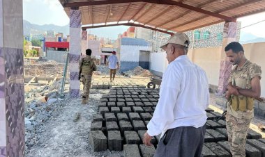 ضبط طابعة بردين وإيقاف بناء مخالف بمطعم بلدي في مدينة صيرة بالعاصمة عدن