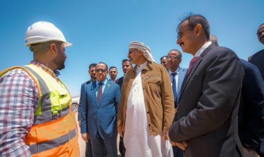 الرئيس الزُبيدي يتفقد سير العمل في مشروع محطة الطاقة الشمسية بمحافظة شبوة