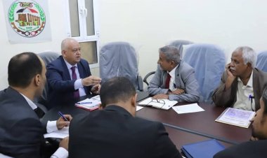 وزير الخدمة المدنية والتأمينات يتفقد فرع هيئة التأمينات بشبوة