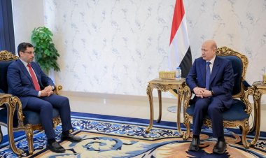 الخلاف بين العليمي وبن مبارك.. أزمة تعطل العمل الحكومي وتعمق الانقسام السياسي