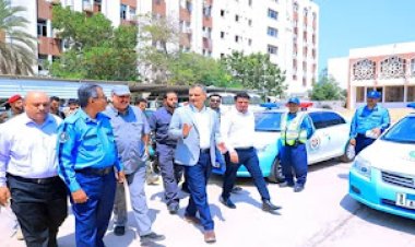 لملس والشعيبي يسلمان سيارات ودراجات نارية لشرطة السير في عدن
