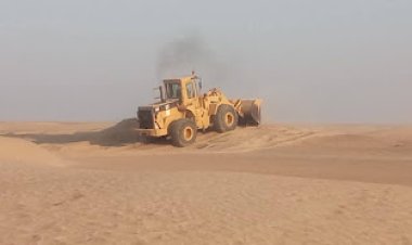 بتوجيهات العميد فوزي السعدي قائد اللواء الثالث دفاع شبوة..إزالة الكثبان الرملية من الطريق الصحراوي