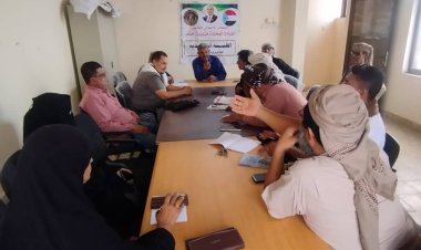 انتقالي خنفر يشكل لجانًا إشرافية ويقر آلية لصرف السلال الغذائية لأسر الشهداء والأشد فقرًا في المديرية