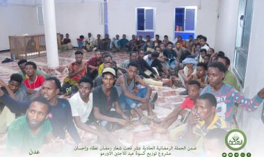 مؤسسة الهجرة توزع كسوة عيد الفطر لأكثر من 400 شخص من اللاجئين الأورمو بالعاصمة عدن