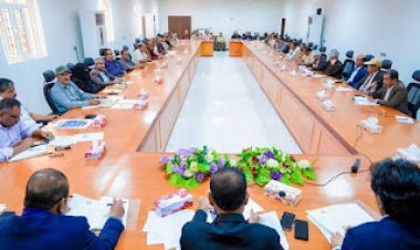 محافظ شبوة يرأس اجتماع المكتب التنفيذي ويناقش مشاريع استراتيجية للمحافظة