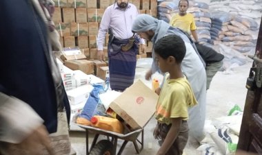 انتقالي خور مكسر يواصل صرف السلال الغذائية لأسر الشهداء والمحتاجين بالمديرية.