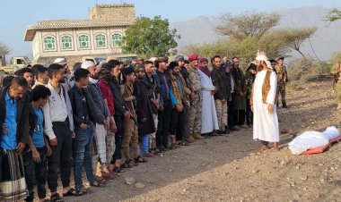 في موكب جنائزي مهيب.. قيادة اللواء السادس دعم واسناد تشيع الشهيد أصيل محمد إلى مثواه الأخير في حجر الضالع