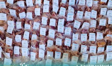 مؤسسة الصفوة للتنمية توزع لحوم العيد على الأسر المتعففة بالعاصمة عدن