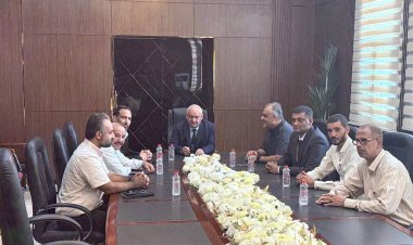 وزير الخدمة المدنية والتأمينات يبحث مع إدارة صندوق صيانة الطرق  تعزيز الأداء المؤسسي وترتيب أوضاع الموظفين