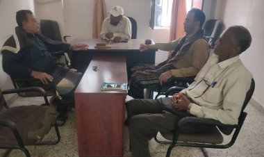 انتقالي زنجبار يناقش مع مدير مكتب النقل بالمديرية تحديات تنظيم الفرز وتأثيرها على حركة المرور