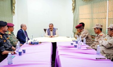 اللواء بن بريك يلتقي عددًا من الضباط العسكريين في حضرموت
